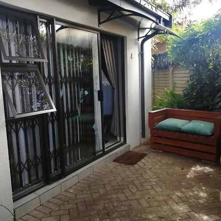 Roxy'S Rest Guest House Vanderbijlpark Exterior photo