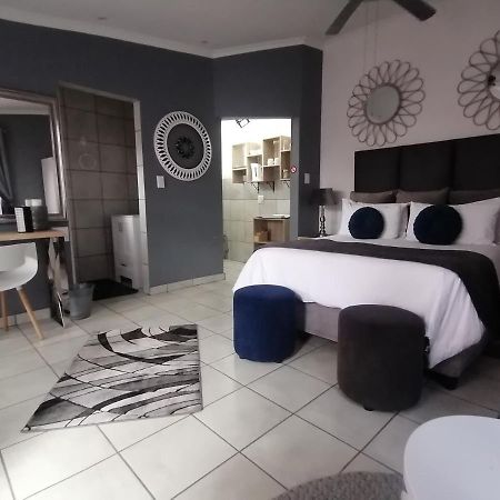 Roxy'S Rest Guest House Vanderbijlpark Exterior photo