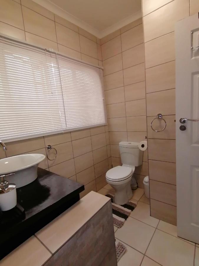 Roxy'S Rest Guest House Vanderbijlpark Exterior photo