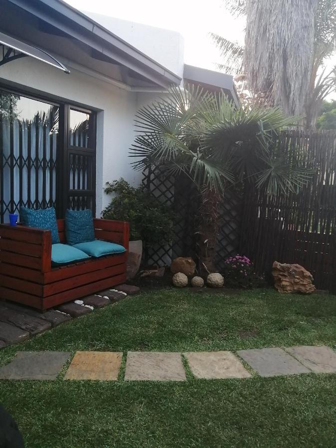 Roxy'S Rest Guest House Vanderbijlpark Exterior photo