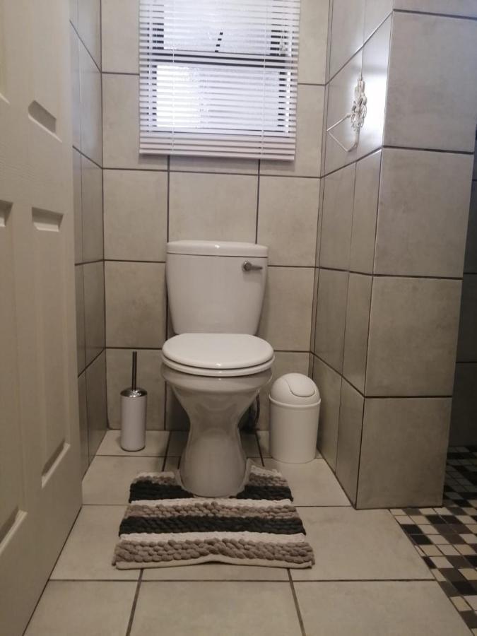 Roxy'S Rest Guest House Vanderbijlpark Exterior photo