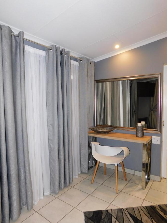 Roxy'S Rest Guest House Vanderbijlpark Exterior photo